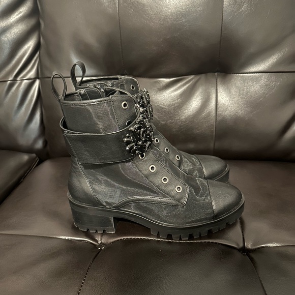 Women's Pippa Lug sole Booties.Karl Lagerfeld. Size7 .Wore once.Good condition - Picture 5 of 5